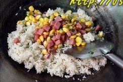 火腿粟米西炒饭步骤4