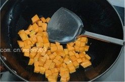 南瓜香肠焖饭步骤2