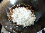 芹菜叶蛋炒饭步骤3