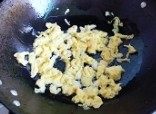 芹菜叶蛋炒饭步骤2
