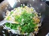 芹菜叶蛋炒饭步骤4