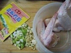 盐焗鸡翅配鸡油饭步骤1