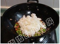 毛豆肉末炒饭步骤3