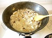 鸡肉蘑菇炖饭步骤4