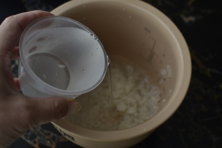 芥菜虾皮粥步骤2