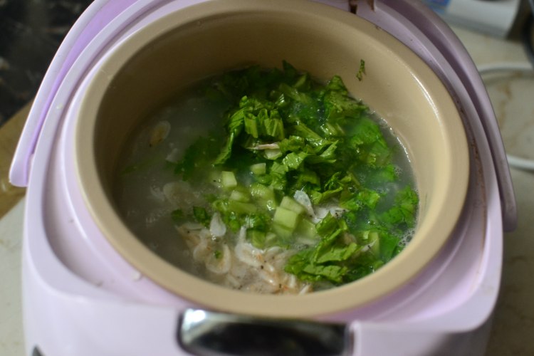 芥菜虾皮粥步骤5