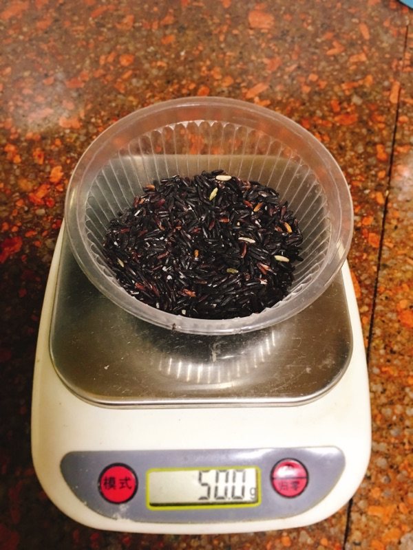 黑米红豆红枣粥步骤1
