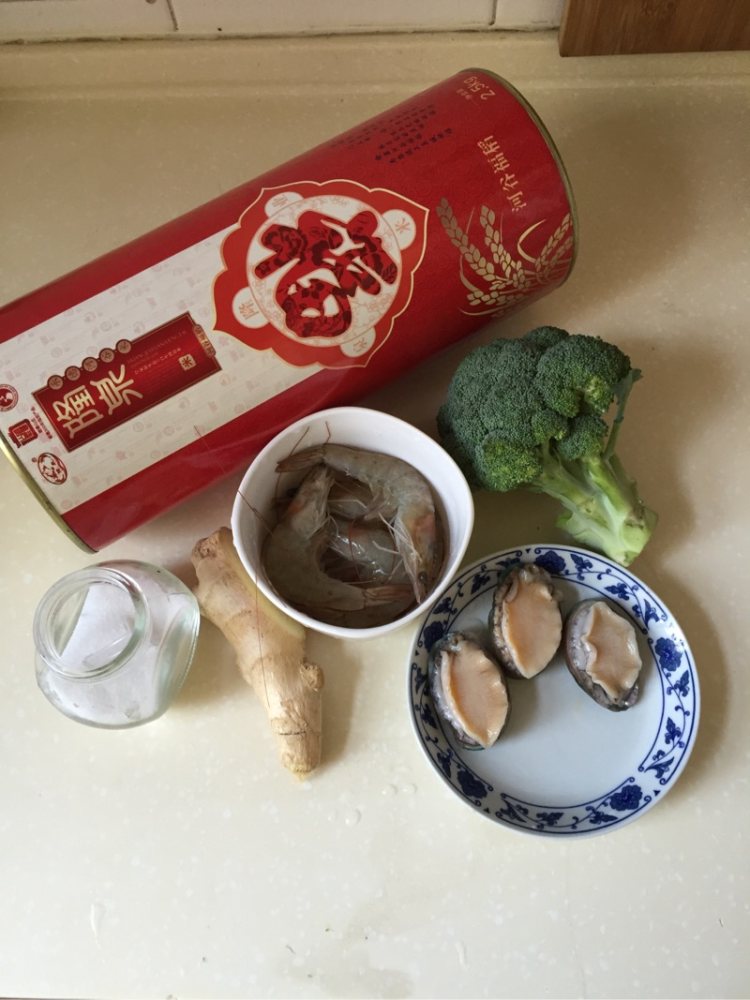 鲍鱼鲜虾粥步骤1