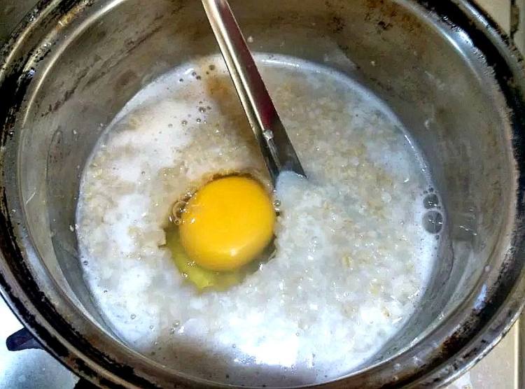 牛奶鸡蛋煮燕麦步骤3