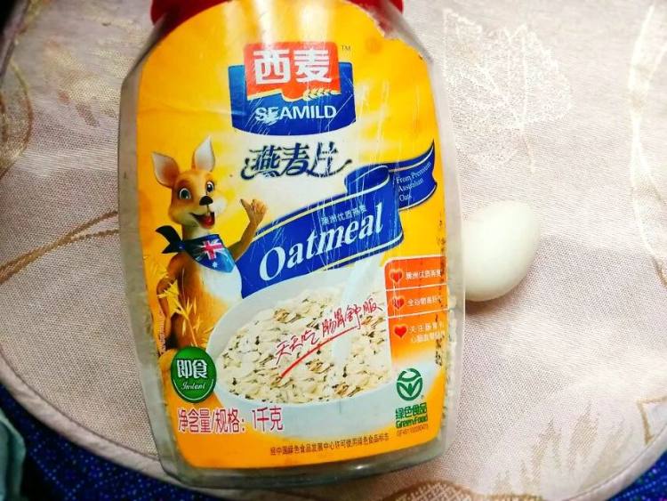 牛奶鸡蛋煮燕麦步骤1