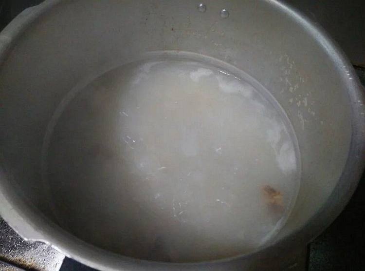 生菜咸骨粥步骤5