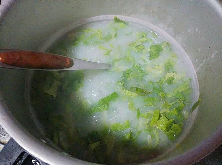生菜咸骨粥步骤6