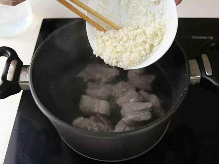 皮蛋燕麦排骨粥步骤3