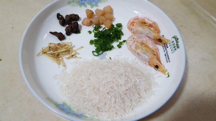 瑶柱虾干粥步骤1