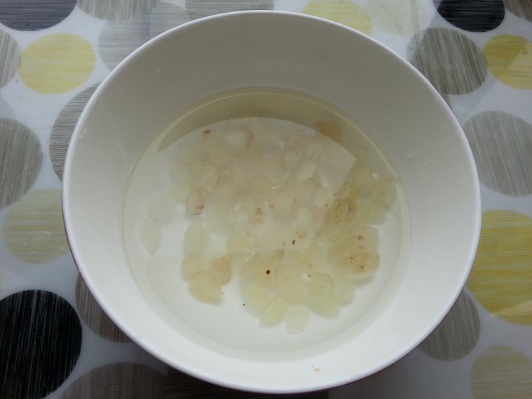 桃胶银耳粥步骤2