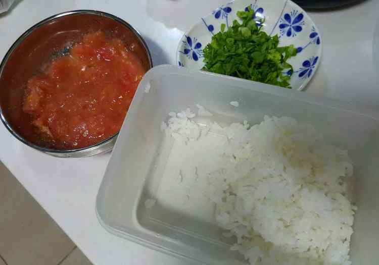 番茄蔬菜鱼丸粥步骤1