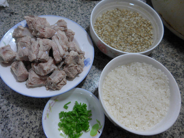 排骨薏米仁大米粥步骤1