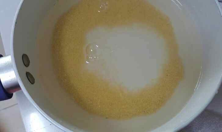 番茄牛肉小米粥步骤2
