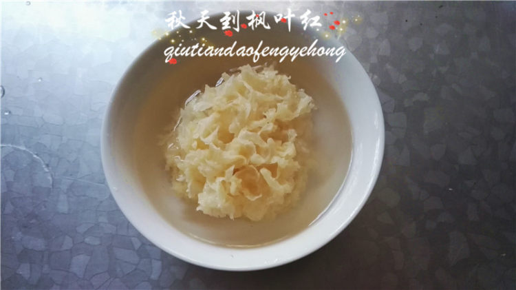 银耳红枣黑米粥步骤1