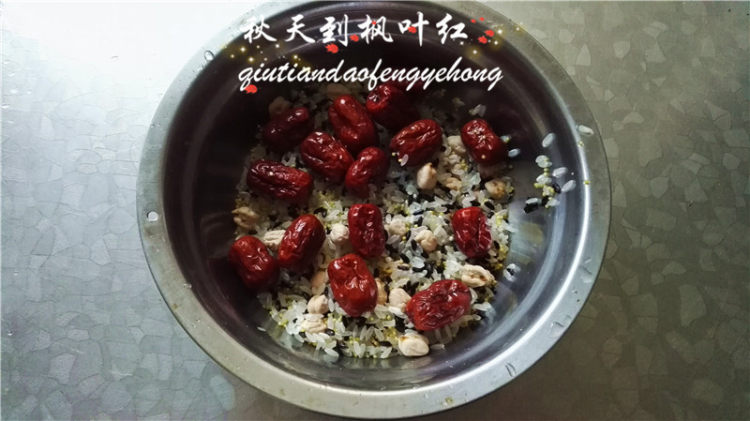 银耳红枣黑米粥步骤2
