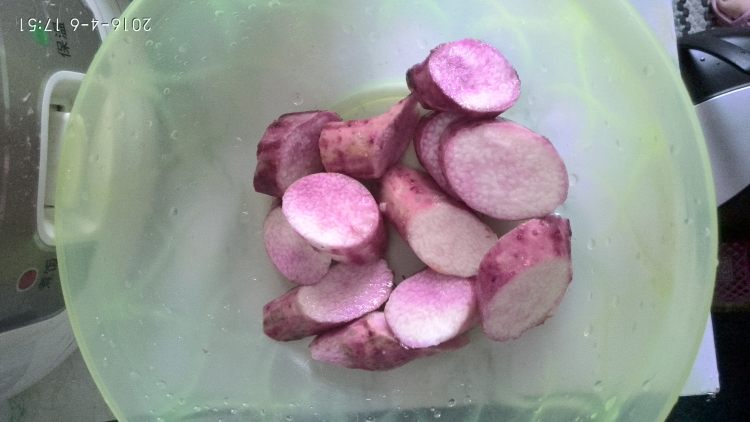 紫淮山鸡腿粥步骤2
