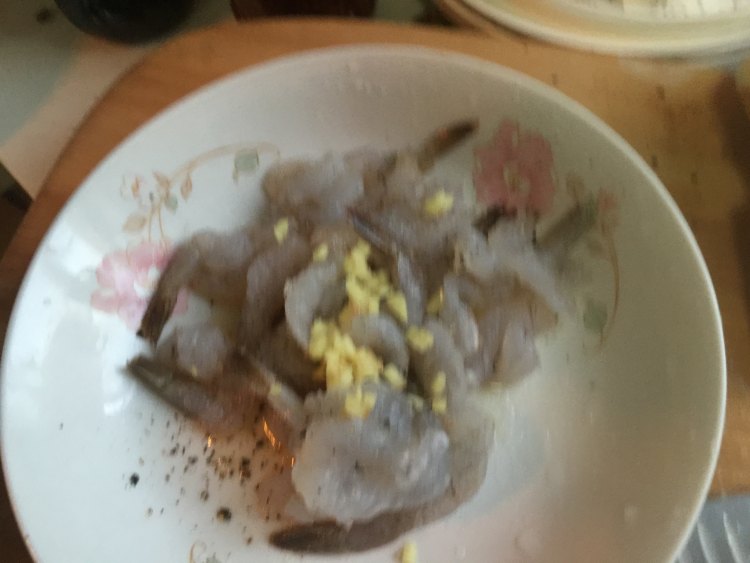 榆钱虾仁小米粥步骤2