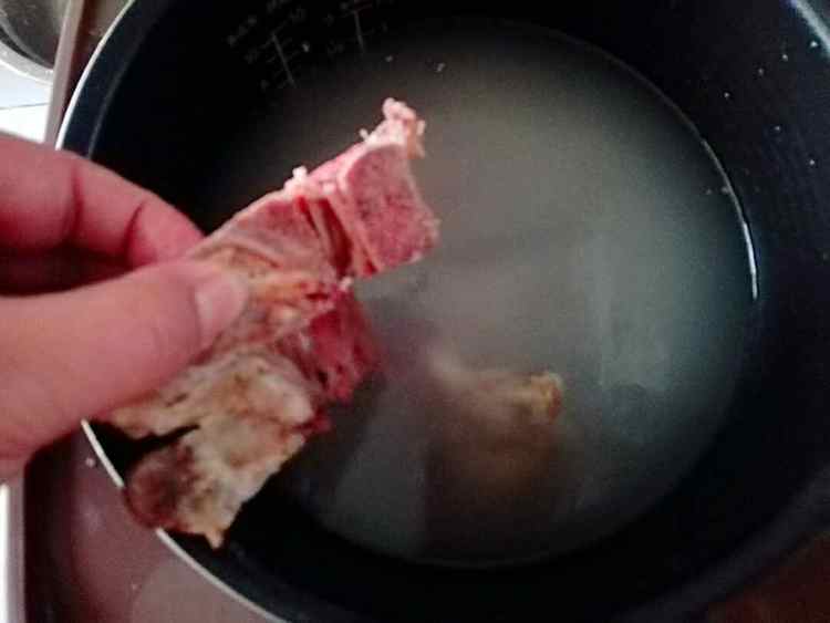 芥菜咸骨粥步骤3