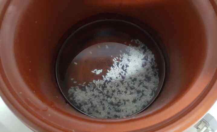 宝宝辅食大米黑米粥步骤2
