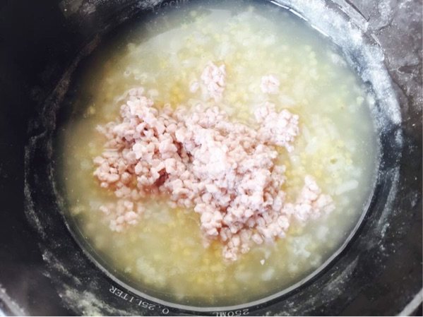 白菜瘦肉粥步骤7