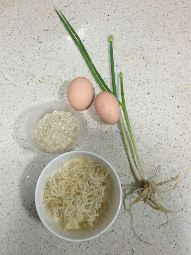 银鱼鸡蛋粥步骤1