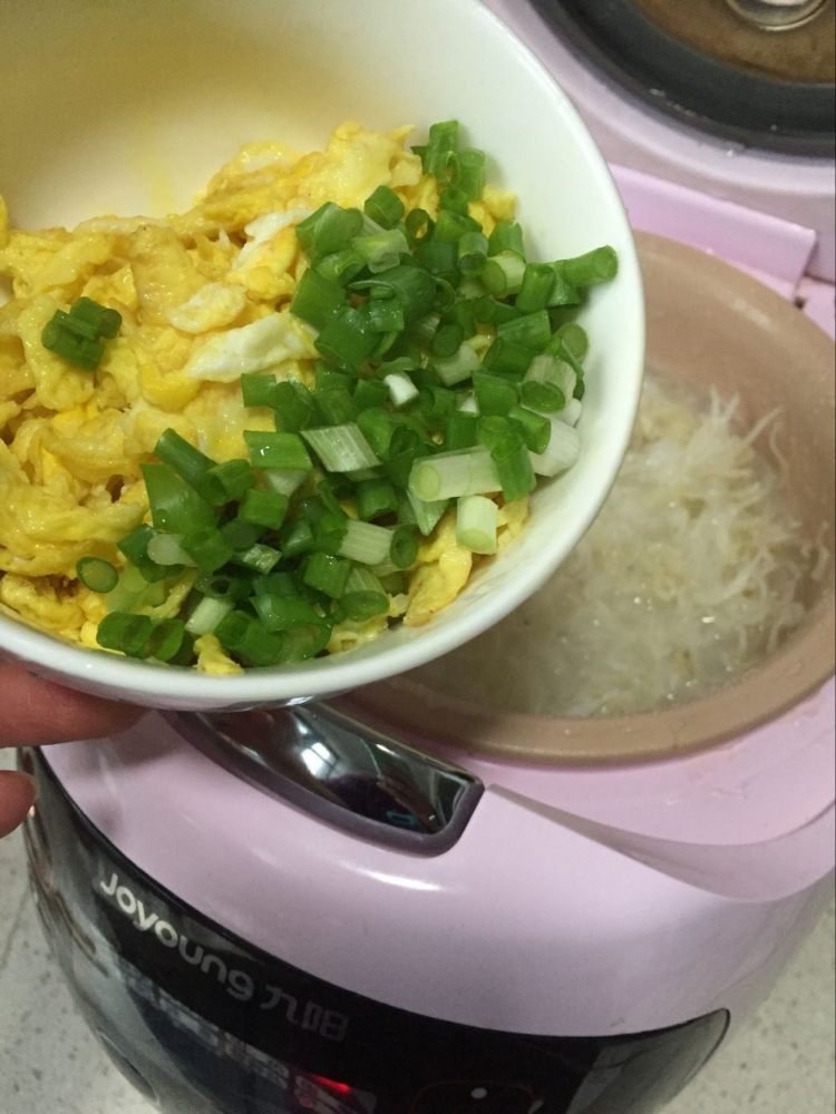 银鱼鸡蛋粥步骤5