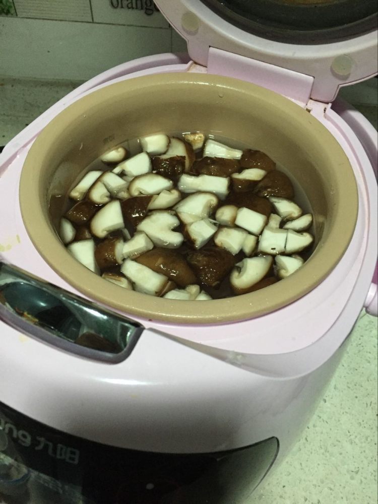 瘦肉香菇粥步骤2
