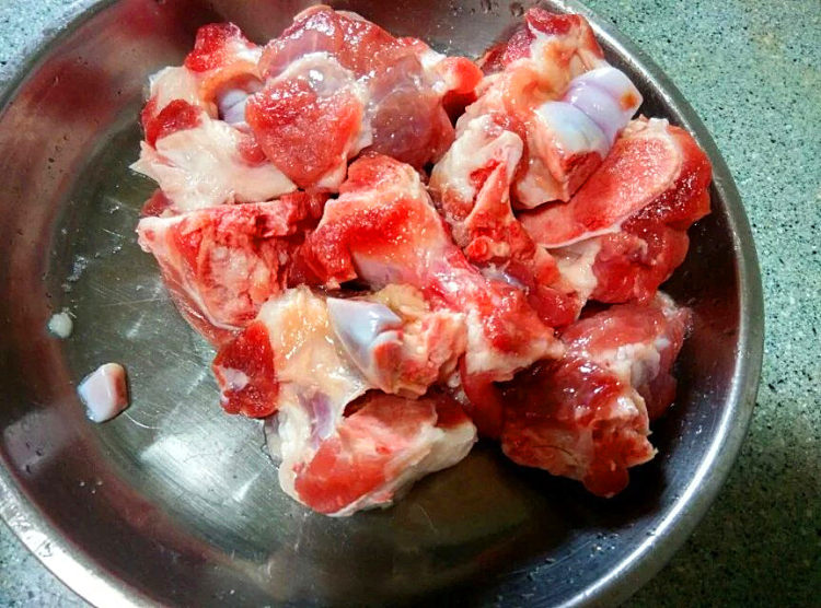 咸猪骨粥步骤1
