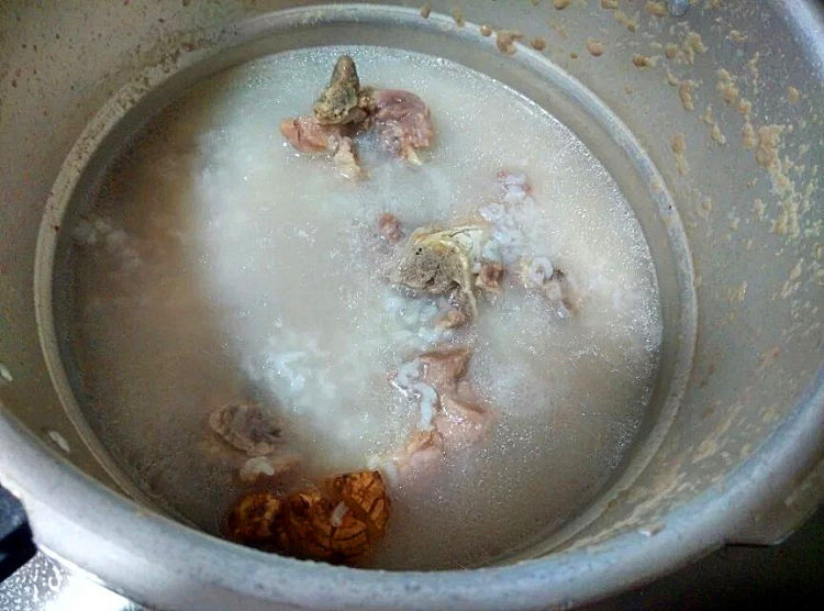 咸猪骨粥步骤5