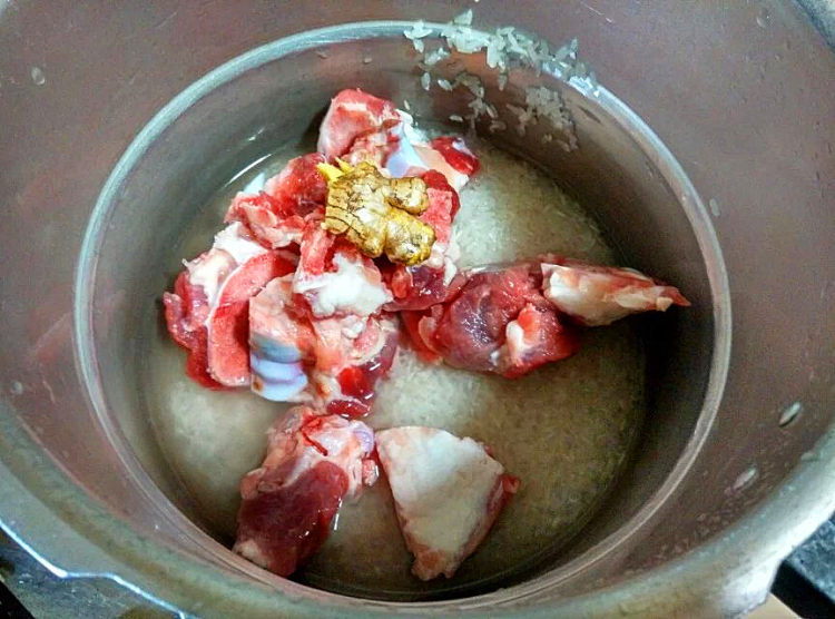 咸猪骨粥步骤4