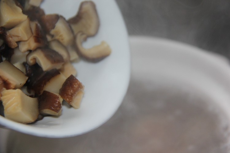 香菇鸡翅粥步骤9
