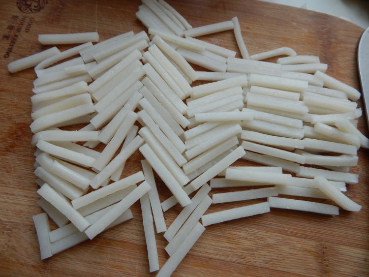 青菜豆腐年糕汤步骤1