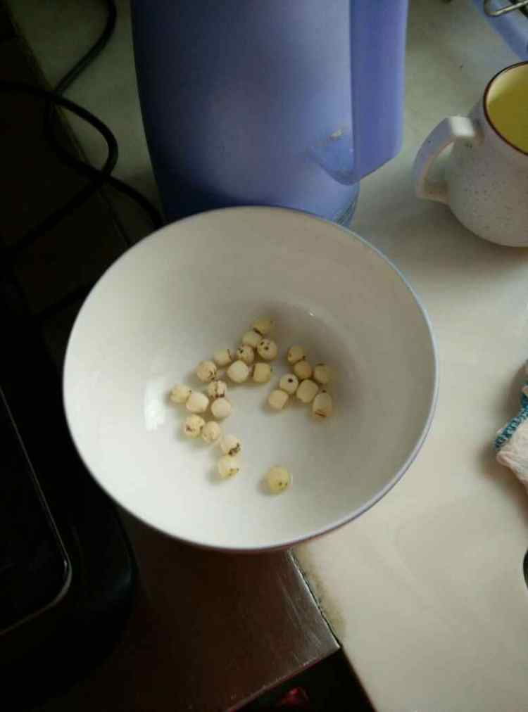 紫薯莲子花生粥步骤3