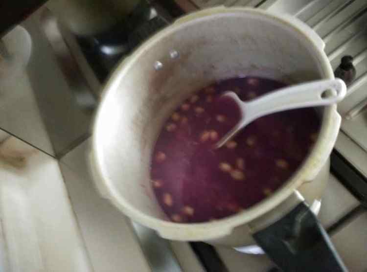 紫薯莲子花生粥步骤5