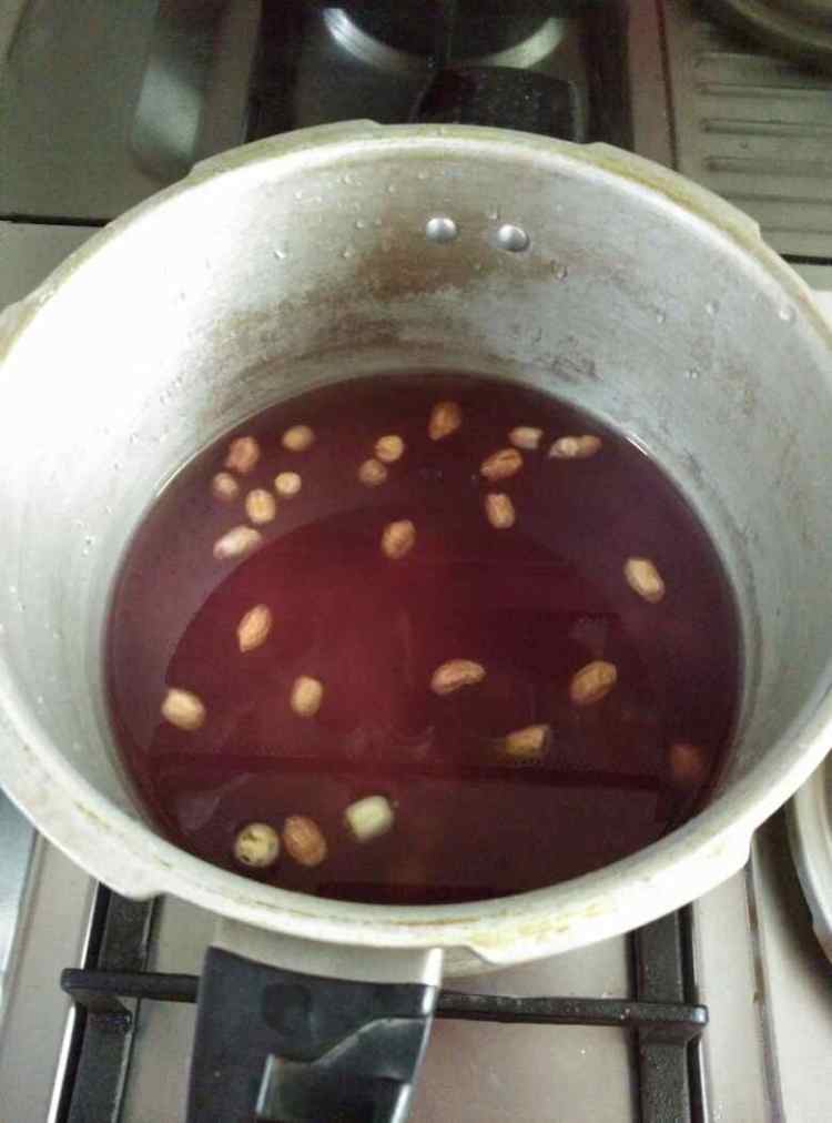 紫薯莲子花生粥步骤4