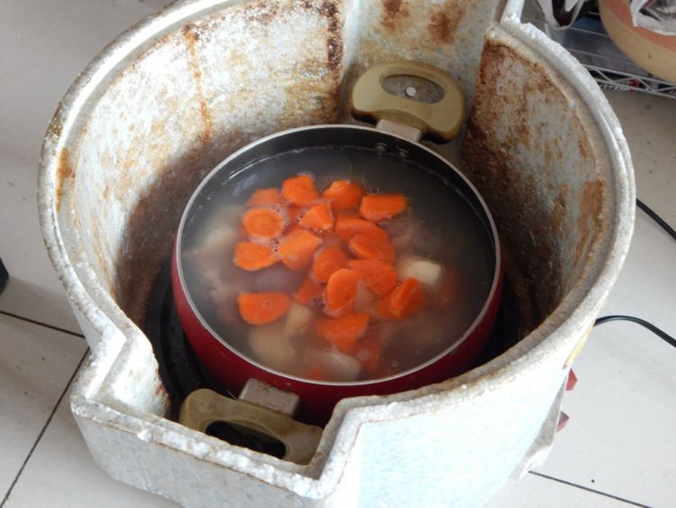 山药胡萝卜骨头汤步骤12
