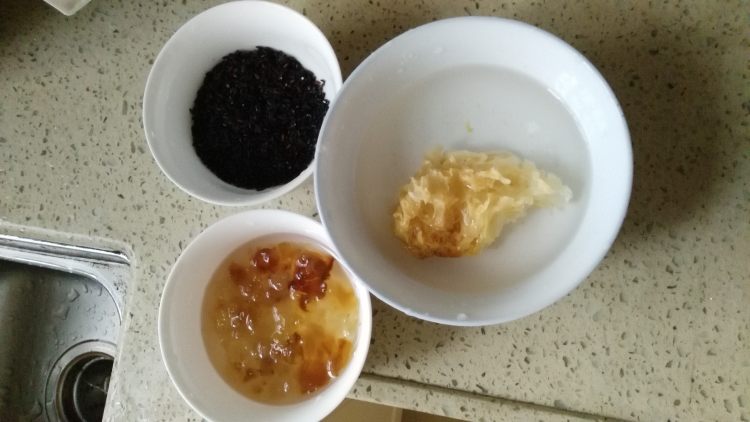 桃胶紫米银耳粥步骤4