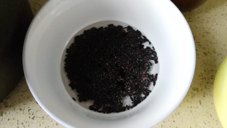 桃胶紫米银耳粥步骤5