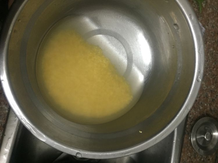 小米红枣红糖粥步骤2