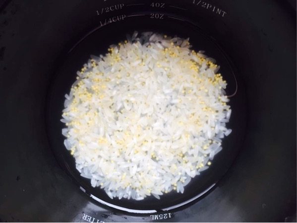 青菜瘦肉面条粥步骤1