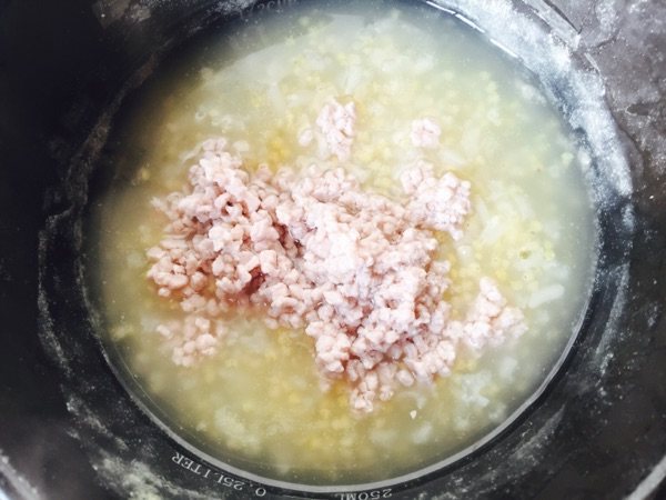 青菜瘦肉面条粥步骤7