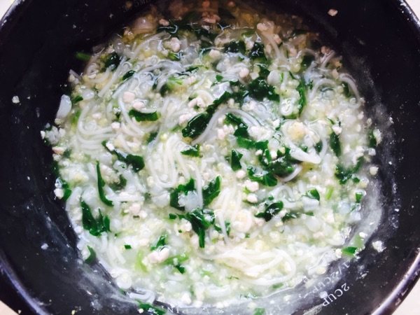 青菜瘦肉面条粥步骤13