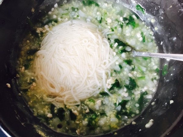 青菜瘦肉面条粥步骤12