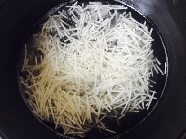 青菜瘦肉面条粥步骤9