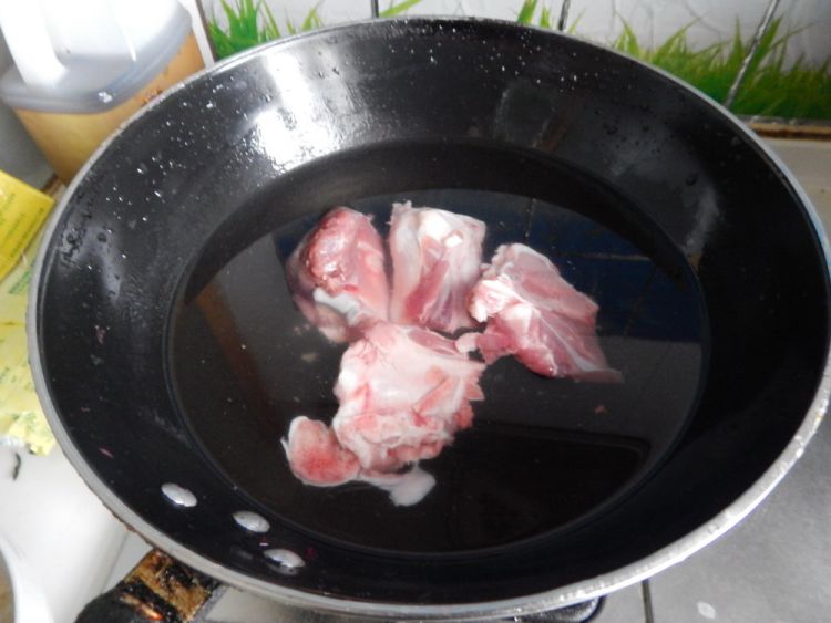 冬瓜薏米排骨汤步骤1